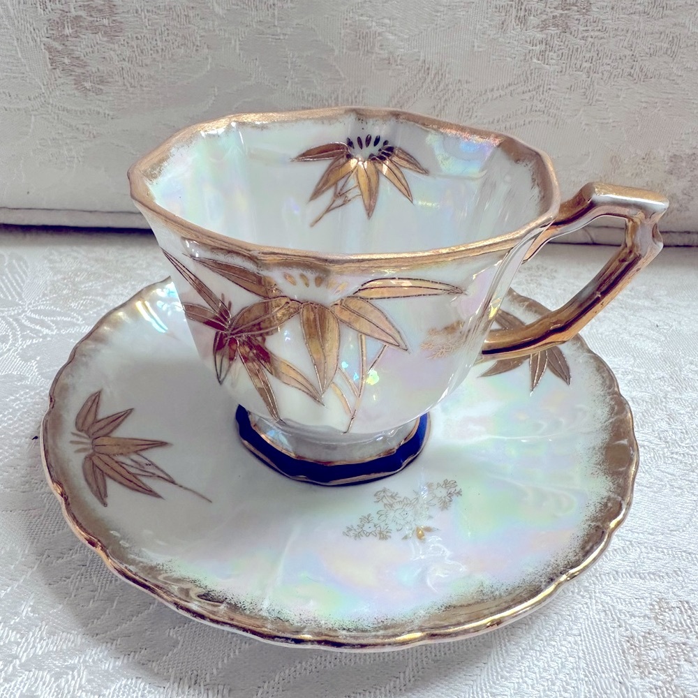 Collectible STUNNING PEDESTAL CASTLE China Tea Cup & Saucer Gold Flowers 🌺